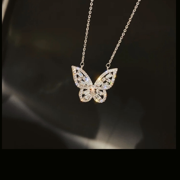 Butterfly necklace - Picture 1 of 2
